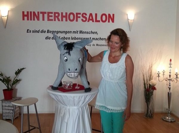 Unser Goldesel zu Gast im Hinterhofsalon